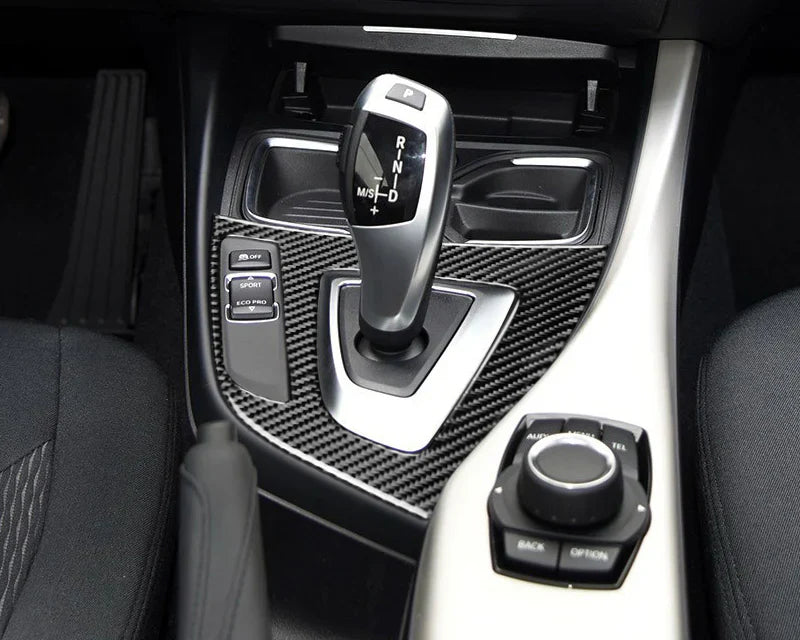 Sehr geehrte BMW-Fahrerinnen und BMW-Fahrer: Bitte einmal diese Interieur-Guideline abholen